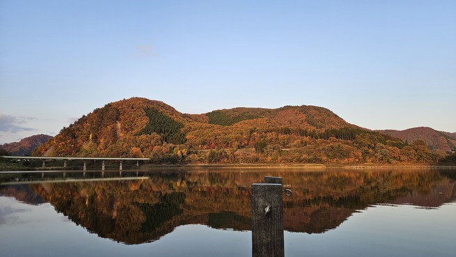 山の紅葉が湖面も見事に彩ります